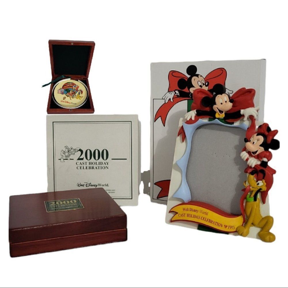 𝅺DISNEY Cast Character Pins Wood Box And Holiday Celebration Photo Frame